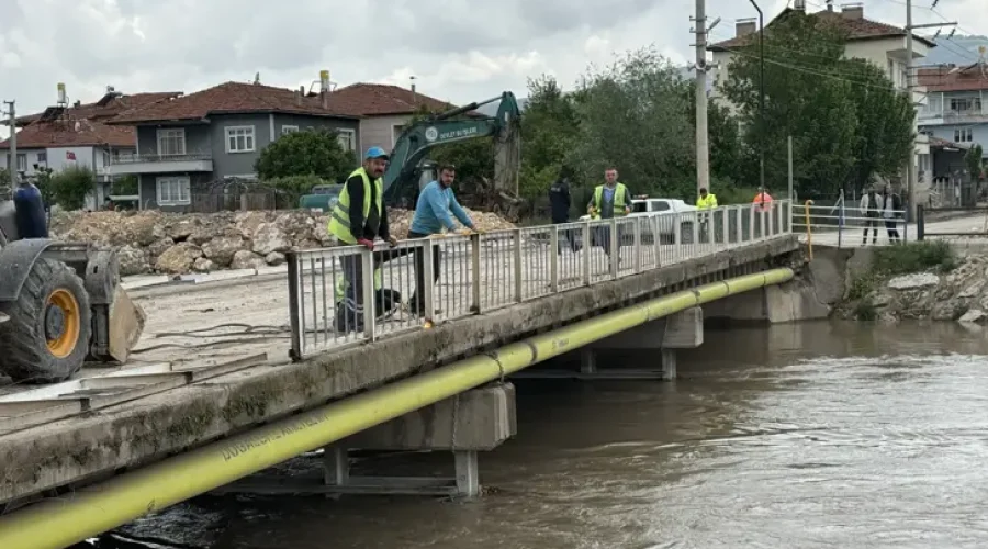 Taşkın riskine karşı Turhal’da köprüler sökülüyor