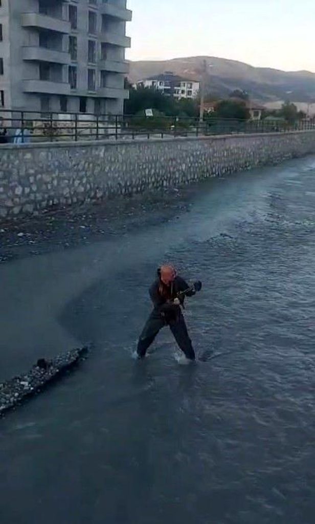 Çaya düşen yavru kediyi Turhal itfaiye ekipleri kurtardı
