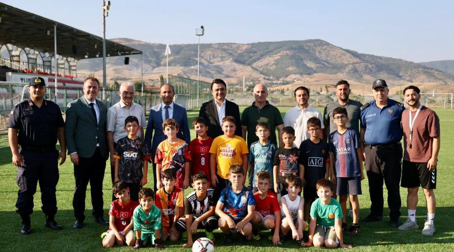 ⚽ Valimiz Abdullah Köklü, Turhal Sentetik Futbol Sahası’nda incelemelerde bulundu.