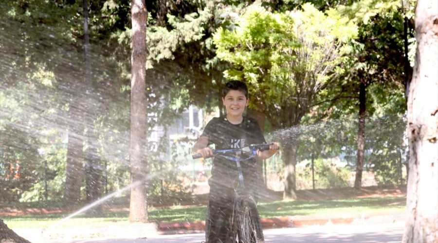 İki kentte sıcak bunalttı! Açık alanlar ve parklar dolup taştı