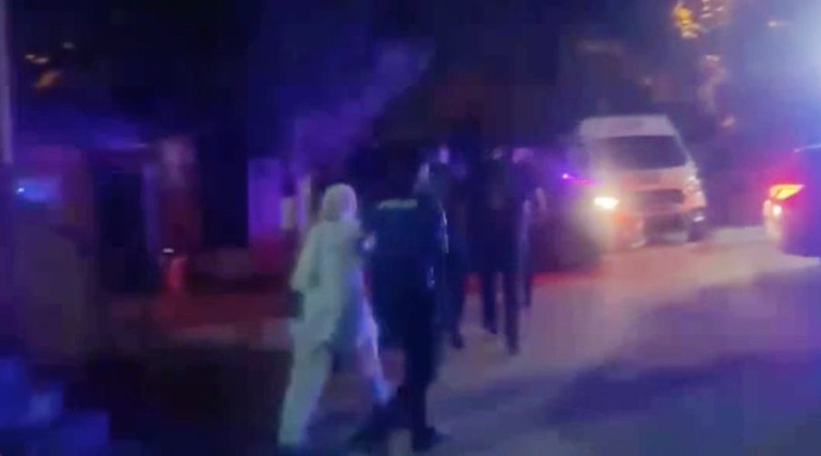 Bakırköy’de parkta uygunsuz hareketlerde bulunan çift yakalandı