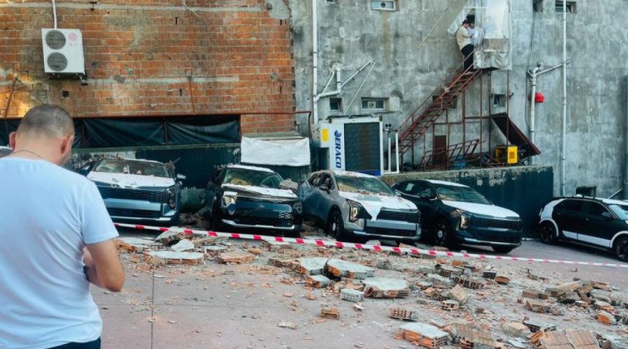 Sıfır araçların üzerine duvar düştü